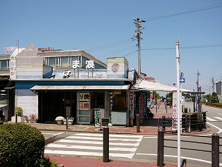 平屋のあけすけの建物。