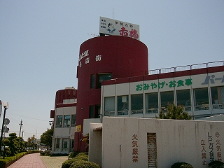 赤い円筒形が目印の建物。