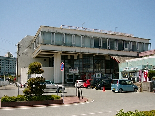 二階ぶぶんが張り出した建物。