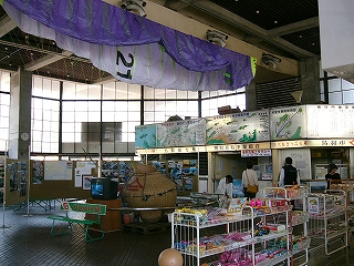 子供のおもちゃが売っていて、その向こうに出札口。上部には内照式の絵地図。