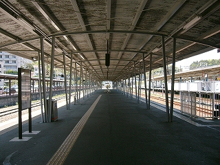 薄いアーチ型の上屋に包まれた広いホーム。