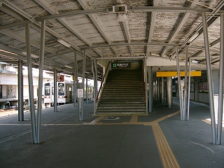 ホーム真中から上り階段が伸びている。