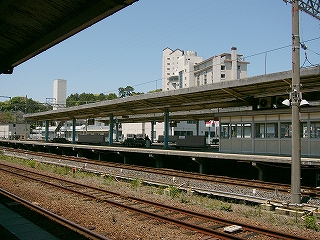 近鉄との堺には何の柵もされていない。