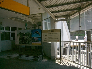 駅舎脇の隅の陰になったところにて。