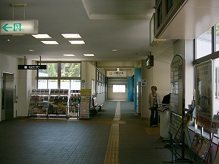 コンコースの隅からは明るい通路が伸びている。