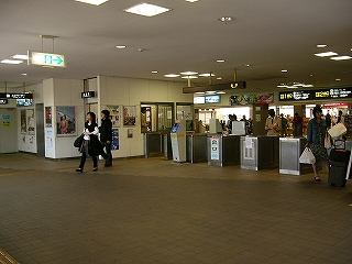 銀色のブースの並ぶ改札口。床は薄茶色、天井と壁は白色。