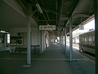 左向こうに階段の裏側があるホームの風景。