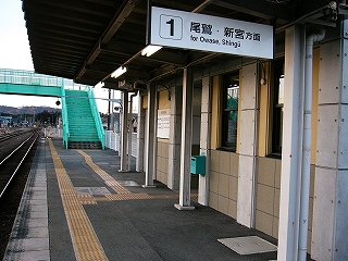 再び駅舎前の上屋の下から。