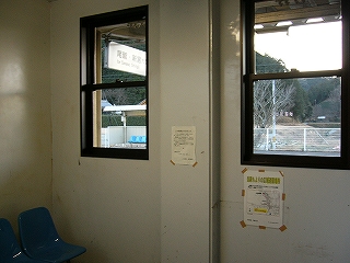 ホーム側にも二つの縦型の窓。