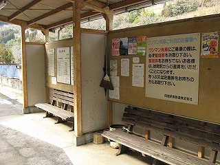 いろんなチラシの貼られた待合室。