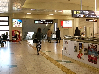 コンコースの終わりはホームへ降りる階段になっている。