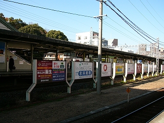 構内に立てられた広告の並びを左斜めに見て。