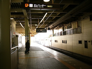 左、上、右が壁になった広い空間。右手には線路がある。