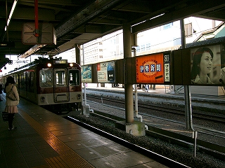 コンコース下の空間に入ってくる電車。