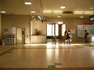 トイレ入口前。全体的に真新しく、明るい。