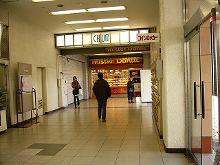 通路の続き。遠くにミスタードーナツのお店が見えている。そこに行き着くまでの両脇には何もない。