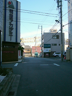 人通りがとても少なく、ビルで暗くなった道。