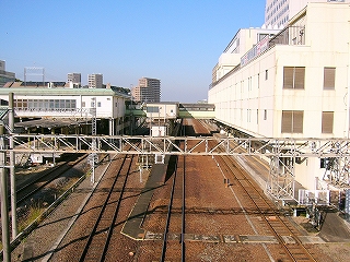 3線のJR構内。左手に近鉄の橋上駅、線路内を挟んで右手にJRの駅ビル。