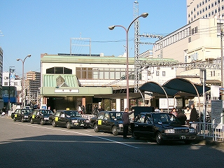 薄緑の陸屋根の橋上駅。