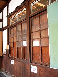 木枠のガラス窓。