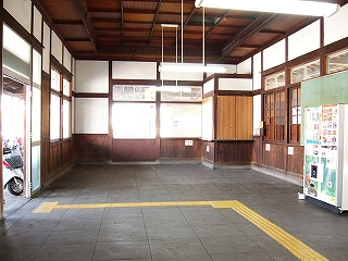 石の床、白い壁、木の柱。