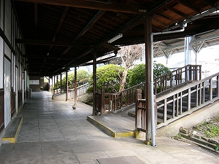 回廊と、回廊に下りてくるホームからの階段。