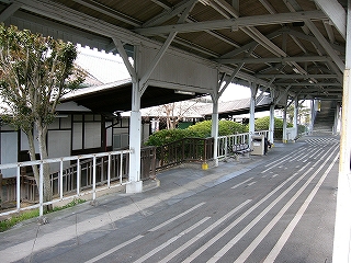 ホームと駅舎への二つの階段下り口。