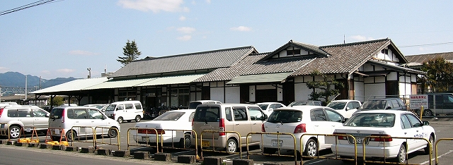 駅舎全景を見ると、少し複雑な屋根を持っていることがわかる。
