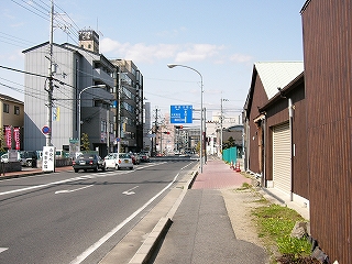 空き地と駐車場の多い新しい通り。
