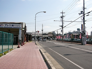 赤い歩道、二車線の道。