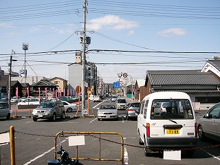 駐車場の向こうに、新しい大通り。