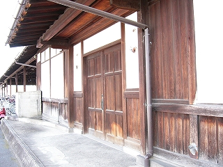 木作りの大掛かりな両開き扉。