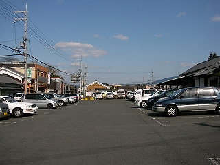 中央に敷地を空けて、両脇に自動車が停まっている。