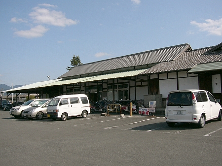 瓦屋根と軒屋根の大きな駅舎。