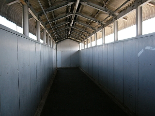 簡易な鉄骨造りの跨線橋内部。