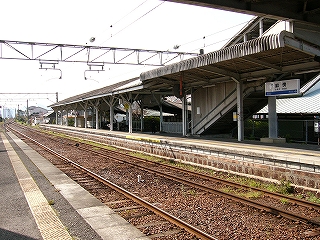 向かいのホームの上屋を跨線橋からの階段が斜めに貫いている。