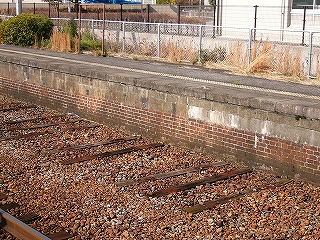 枕木だけが残る軌道敷とレンガ積みのホーム。