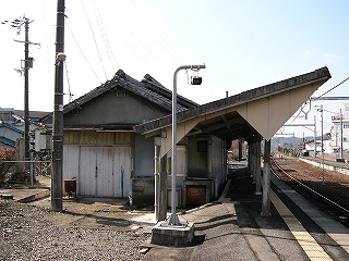 駅舎の妻面と斜めにせりあがる上屋の断面。