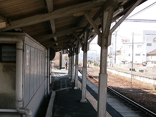 木柱の並ぶ上屋下。