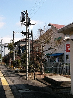 そっぽを向けられた黒い信号機。