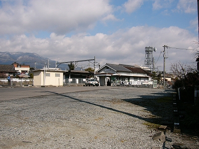 アスファルトと未舗装の広い駅前広場。