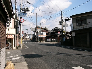 交わる道路が互い違いになった、小さな交差点。信号があるが、中央線はない。