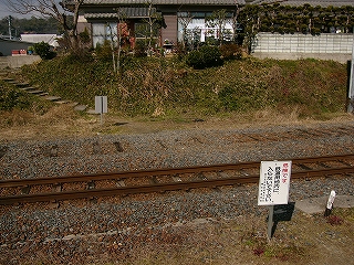 前後に通路のついた線路内のある地点。