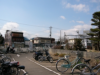 中央に細い通路が白線で取られている屋根のない駐輪所。