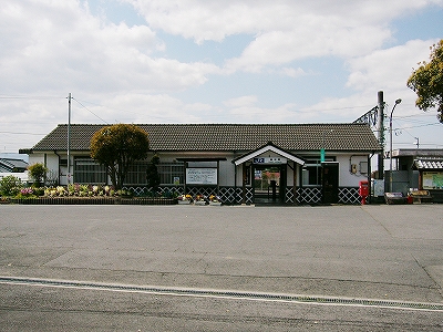 瓦屋根の横長の平屋の駅舎。