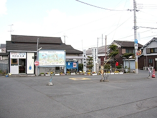 とても小さなタクシー詰所、観光案内版、石碑、祠。