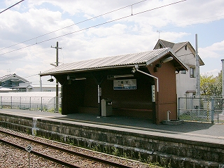 妻型の屋根を持つ開放式待合所。