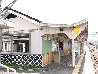 駅舎の妻面。