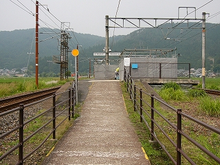 スロープ、そしてホーム。両脇は線路。