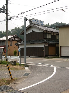 自動車のための余呉駅案内板。